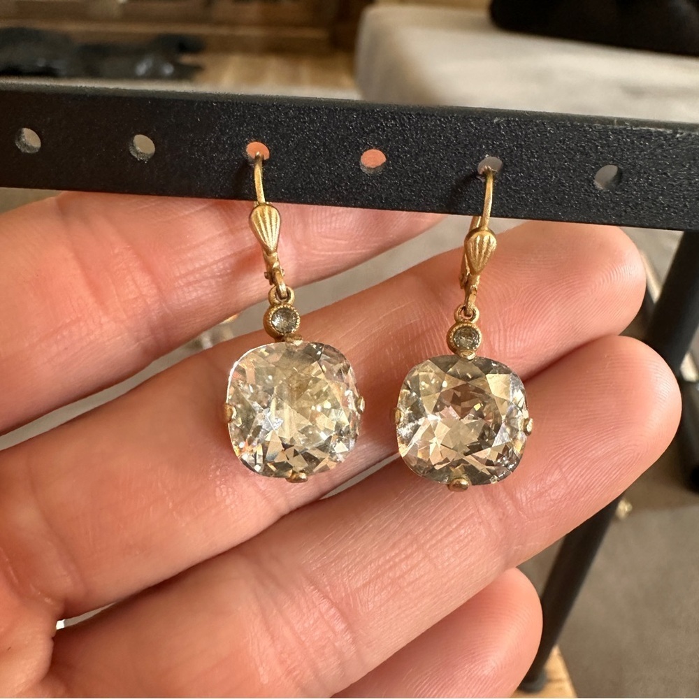 Elegant Vintage-Style Gold Leverback Earrings Cushion Cut Crystal Drops Sparkle - Picture 4 of 7